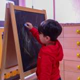 ...e Raffaele che disegna sulla lavagna, ci congediamo nostalgicamente da questo spensierato luogo dedicato all�et� pi� bella